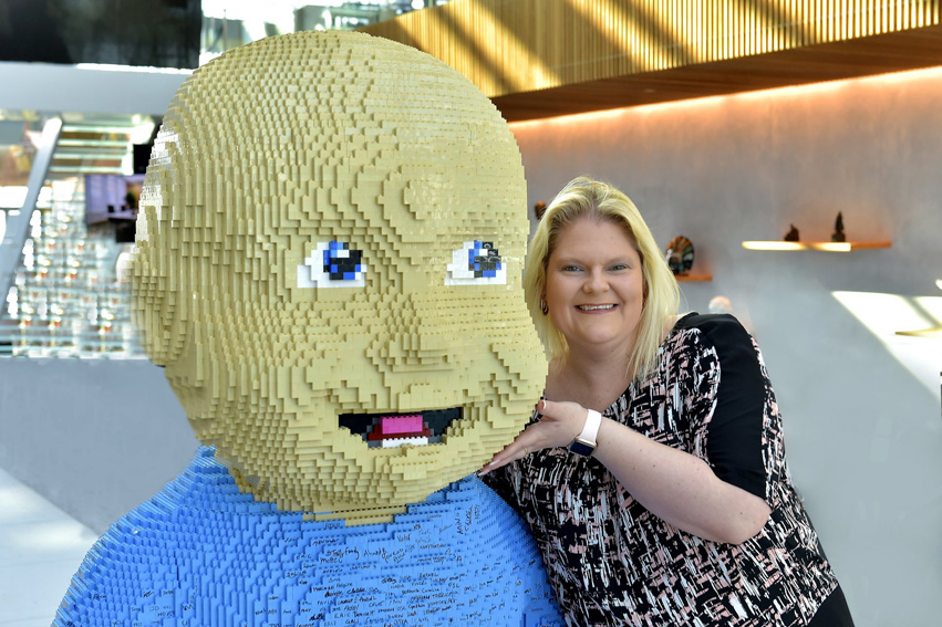 Louise Brown mit dem Lego-Baby